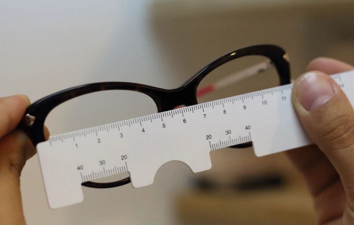 Brillengröße bestimmen, Brillengröße anpassen, Brillengröße messen, Mit dem Lineal die Brillenbreite bestimmen